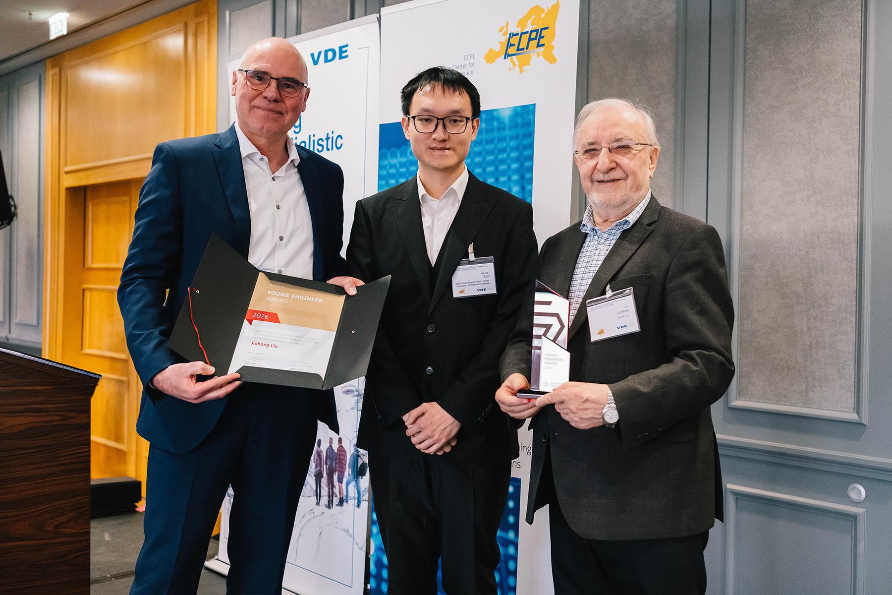 in the photo f.l.t.r: Peter Beckedahl, Jiahong Liu, Prof. Dr. Leo Lorenz